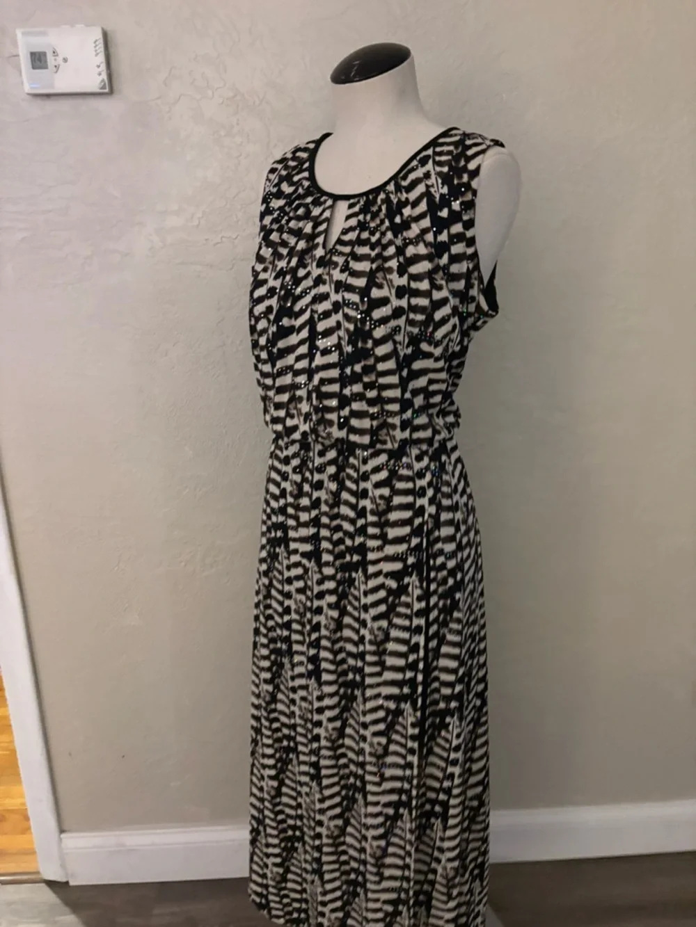 Sleeveless R& M Richard’s Black and White Printed Maxi Dress - Picture 4 of 11